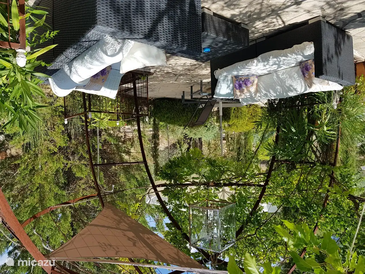 Im Garten gibt es viele Sitzplätze zum Träumen im Schatten.