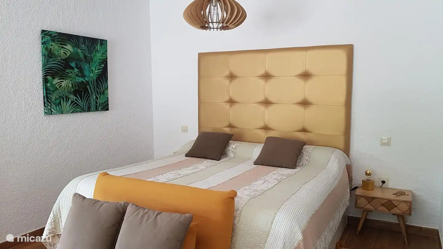 Kingsize-Bett (180x200) mit Luxusmatratze.