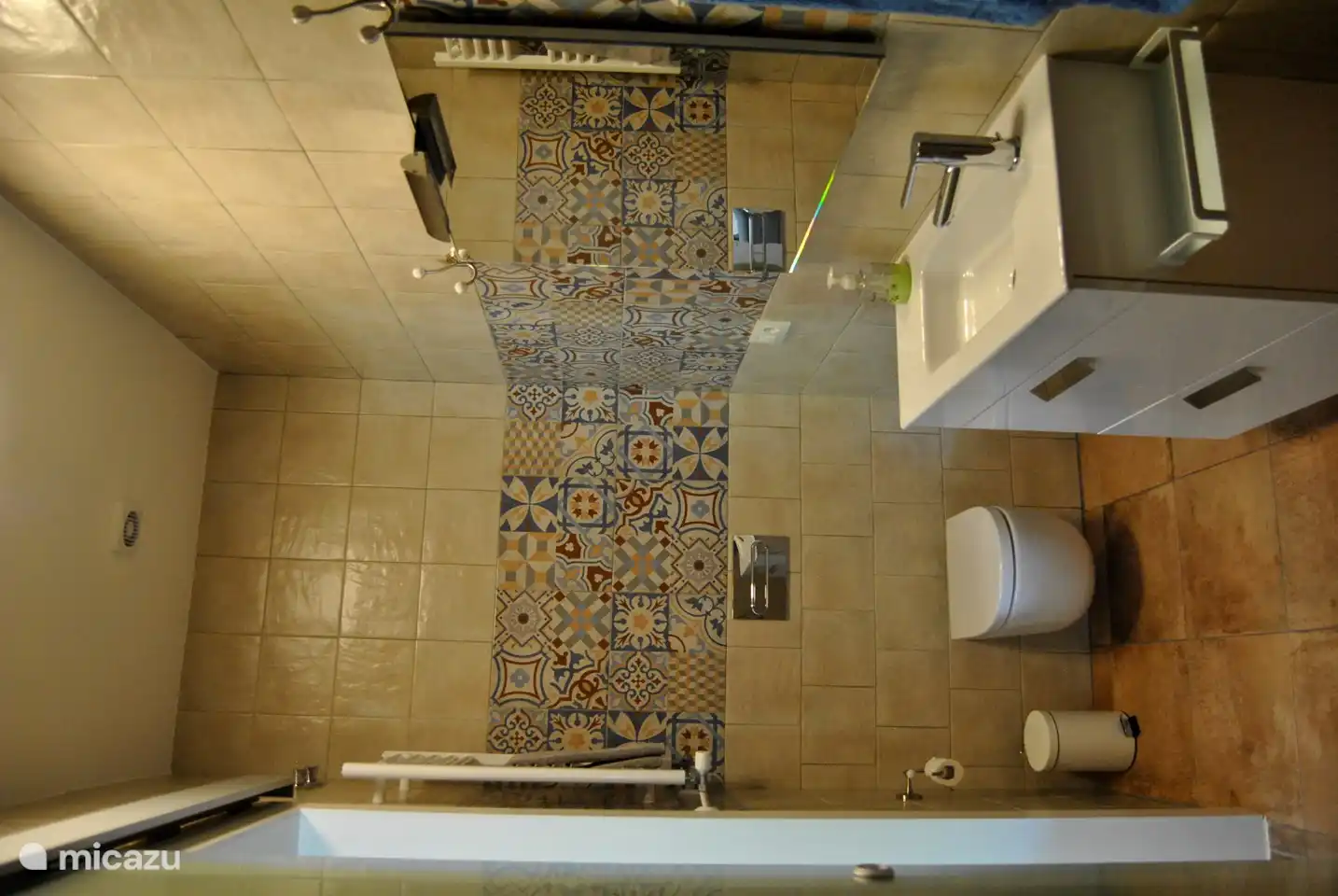 Luxuriöses Badezimmer mit ebenerdiger Regendusche, Waschbecken mit Spiegel.