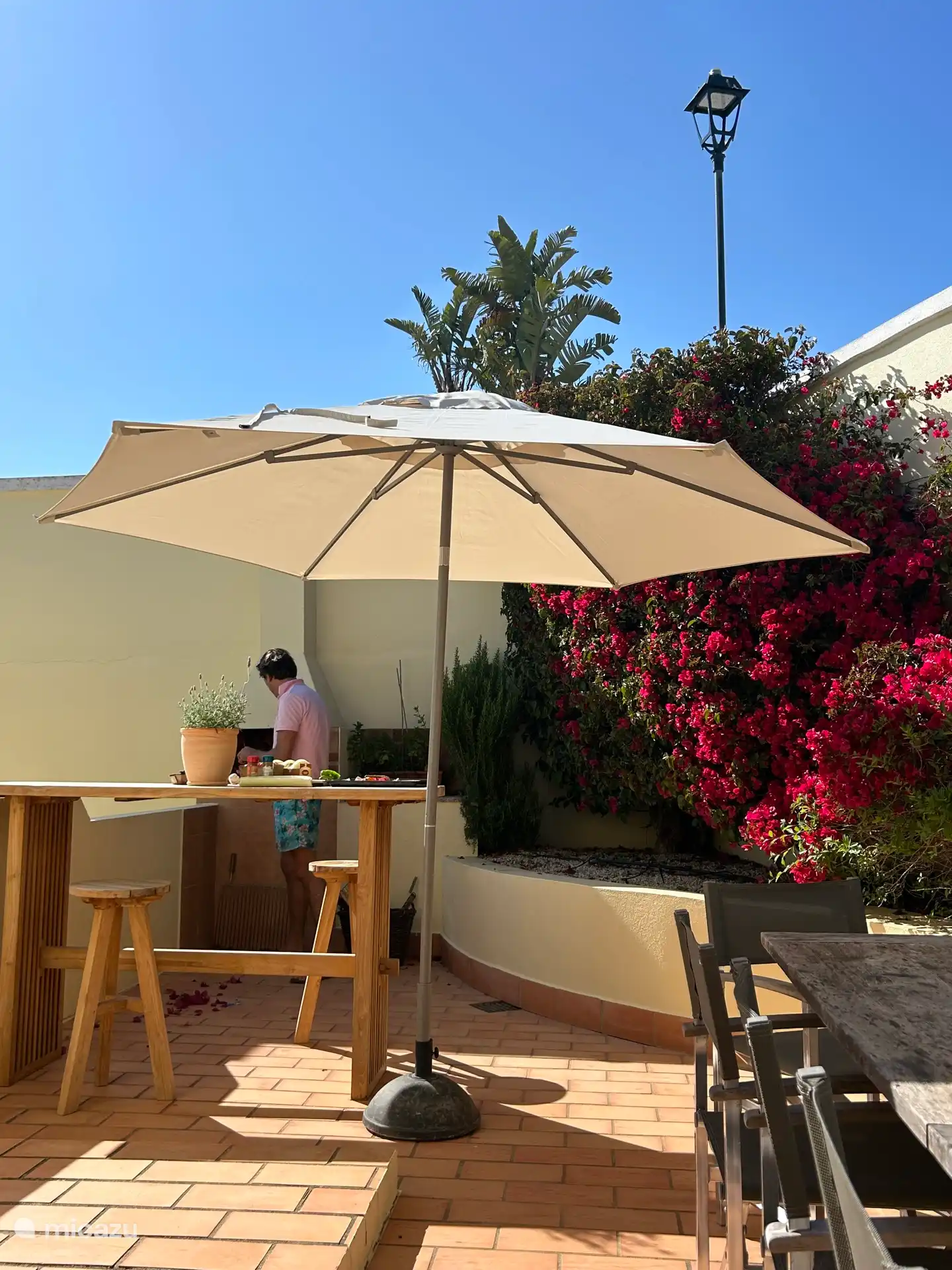 Barbacoa y mesa de bar gran terraza