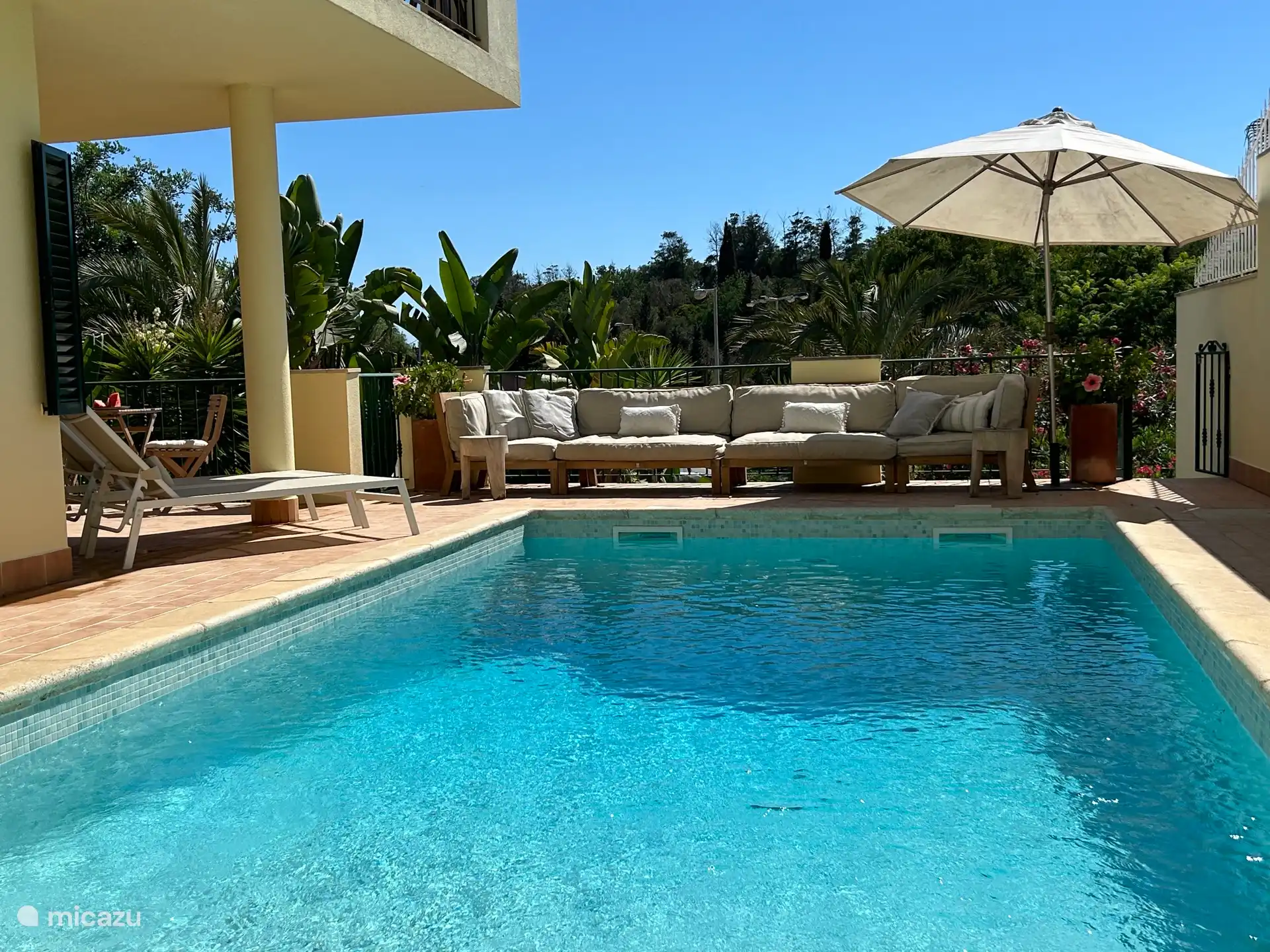 Piscina y bonito sofá lounge