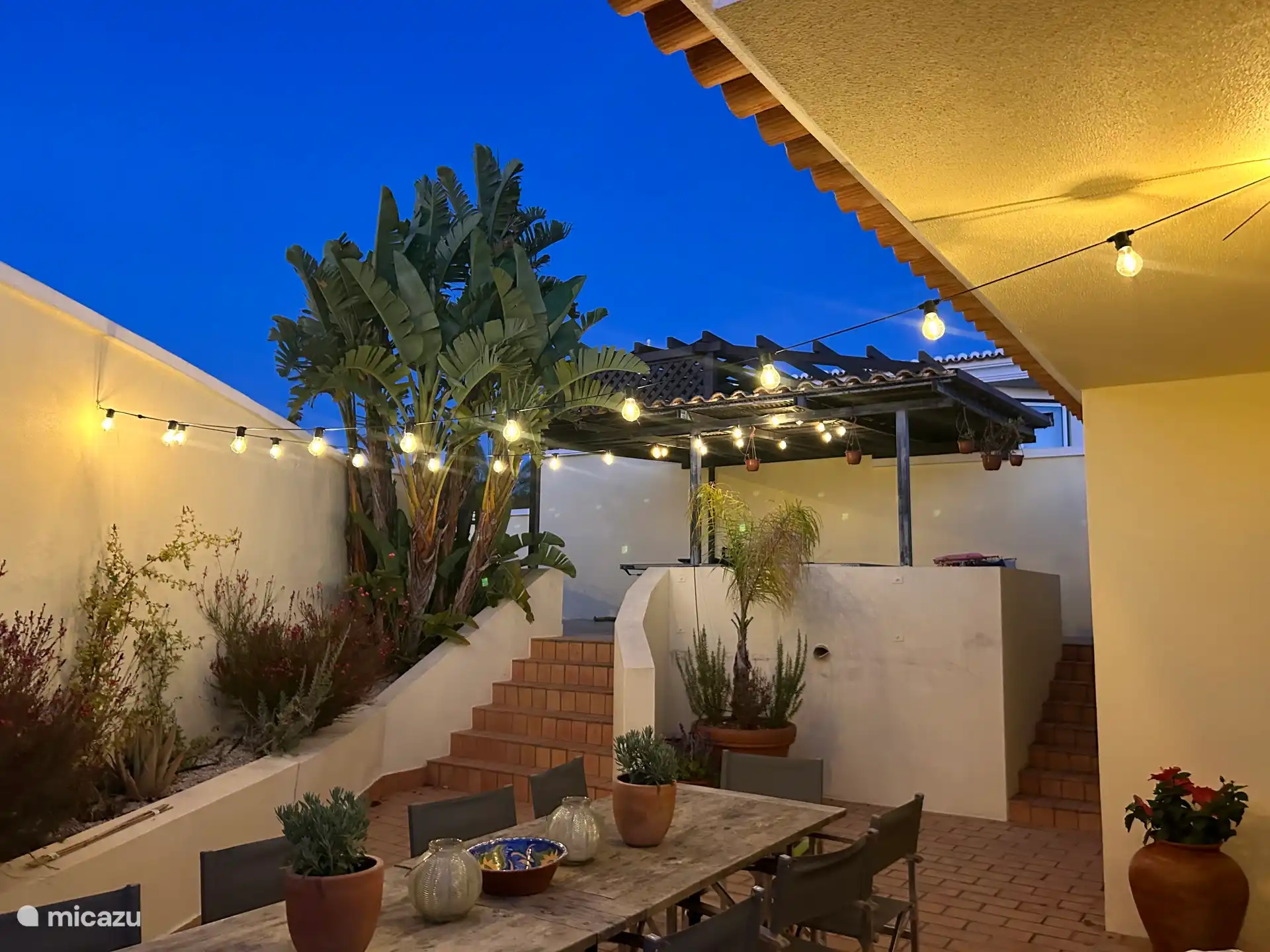 Gran terraza de noche