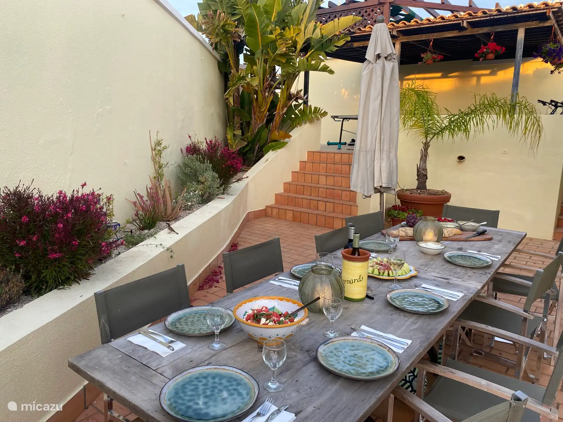 Amplia terraza con mesa de comedor para 12 personas 