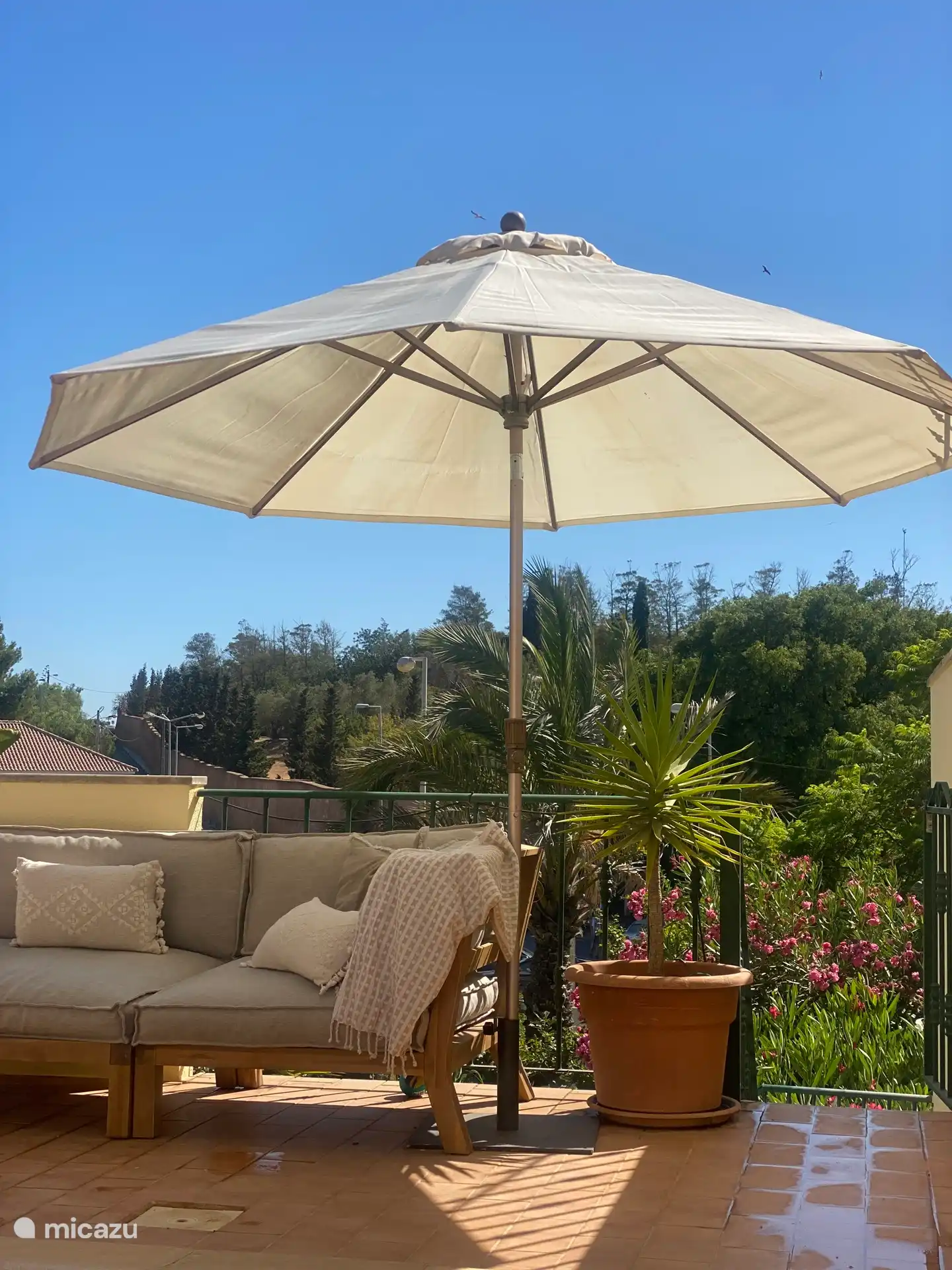 Bonito sofá junto a la piscina