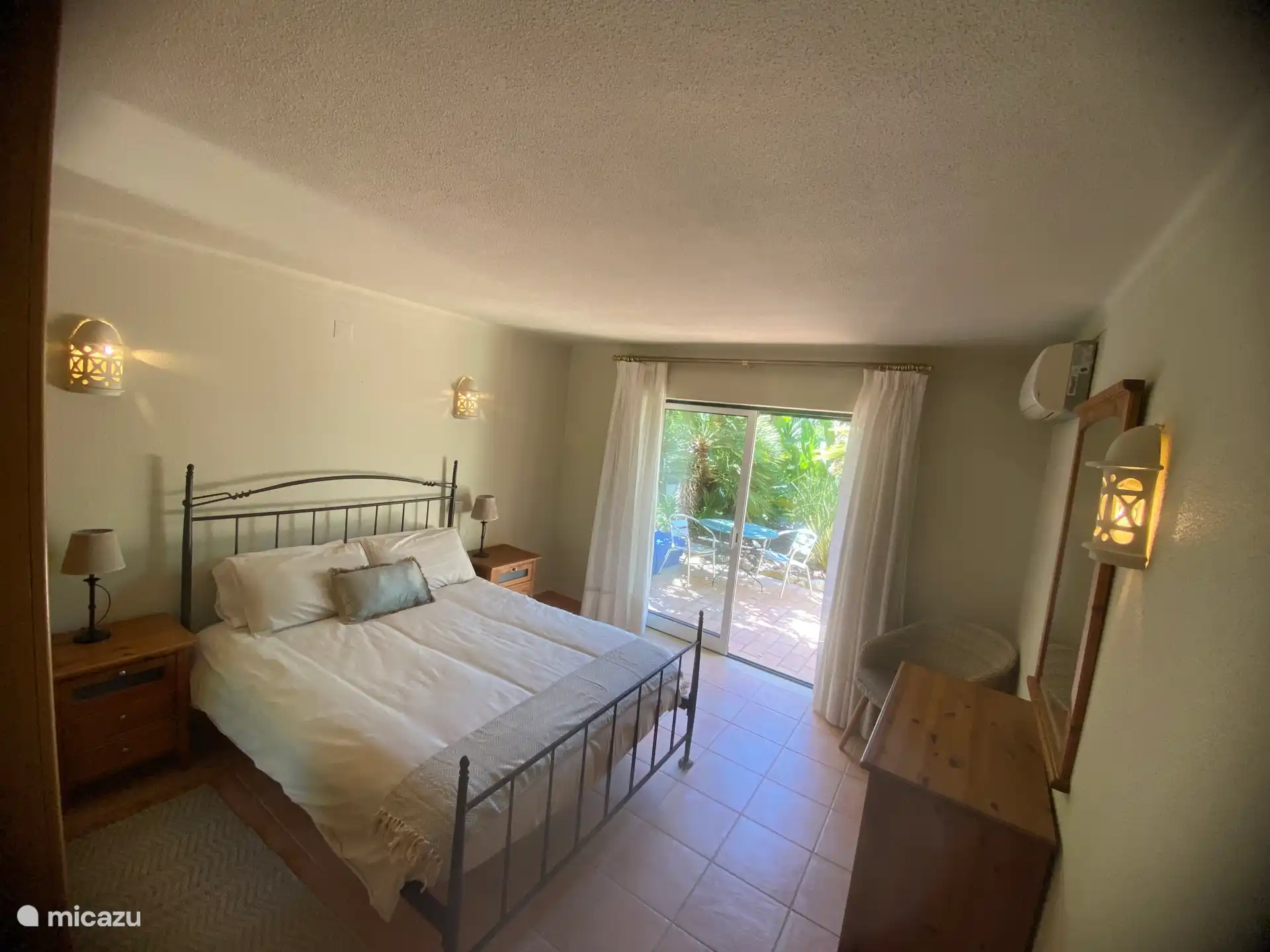 Dormitorio 5 con terraza en el jardín tropical