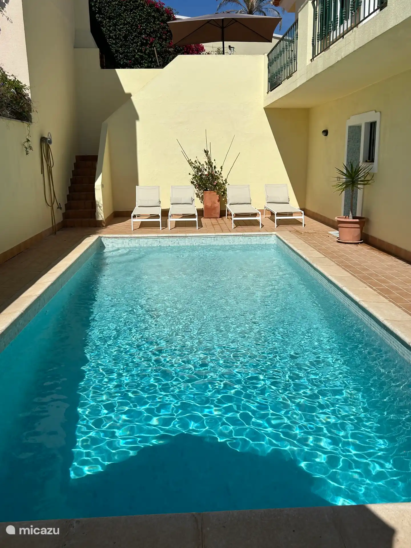 Piscina y ducha exterior