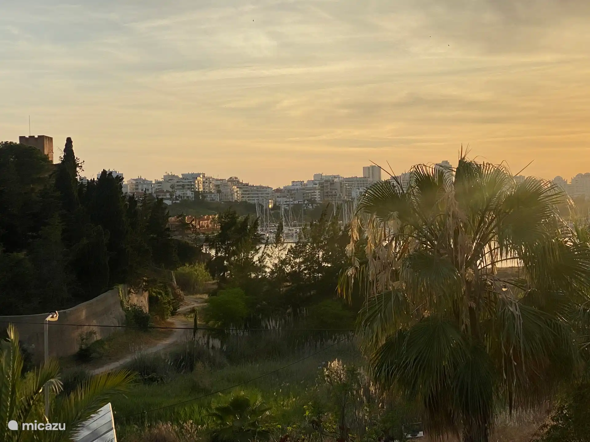 Vista al final del día, puesta de sol sobre el río y el castillo