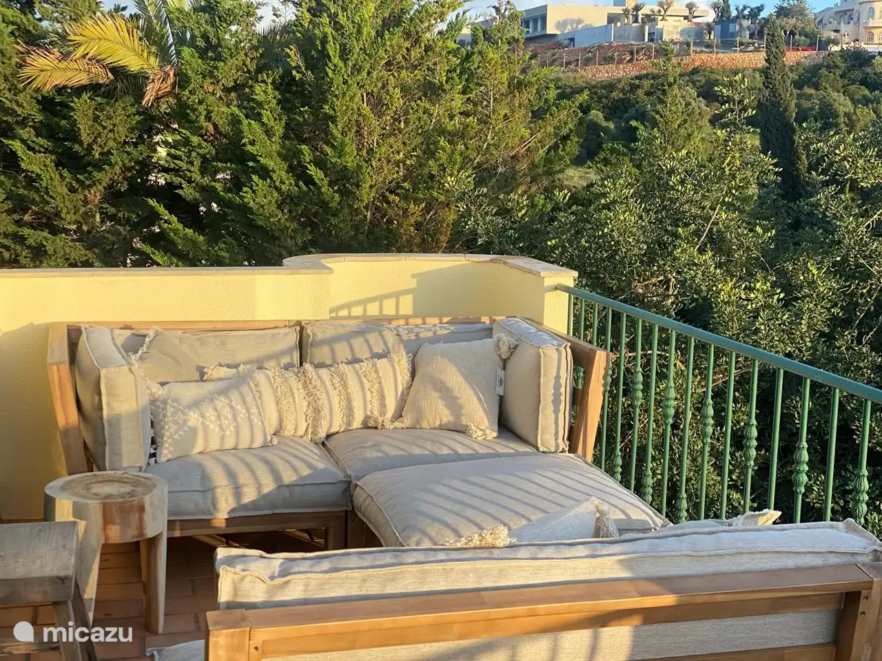 Bonita sala de estar en el balcón