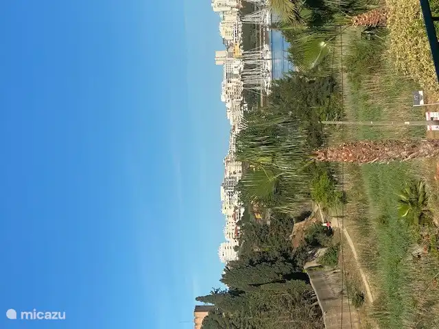 Vista de la Praia da Angrinha y el puerto deportivo de Portimao