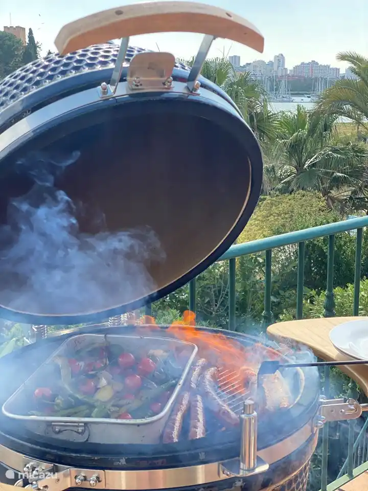 Parrilla Kamado en la terraza superior