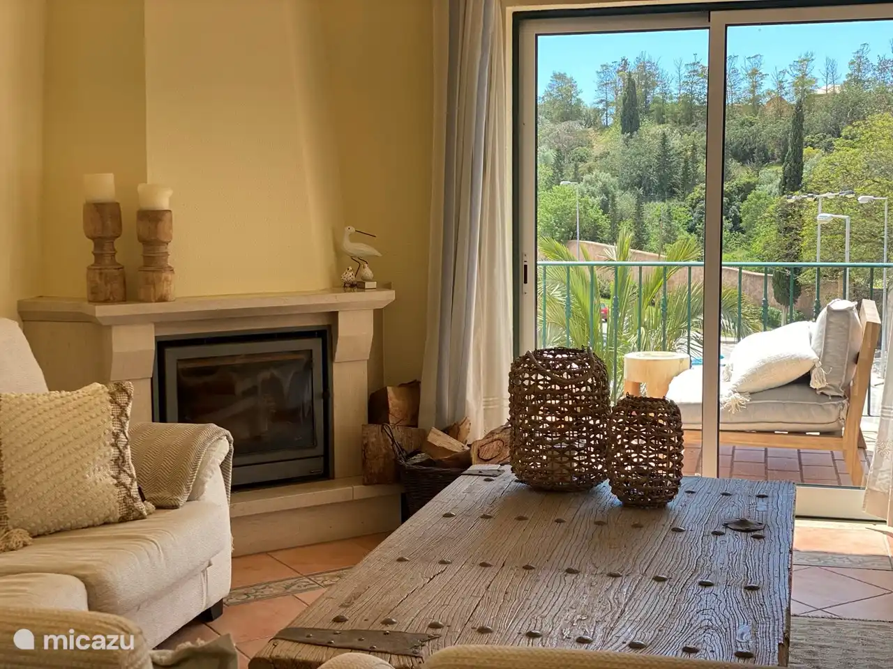 chimenea y puertas correderas al balcón