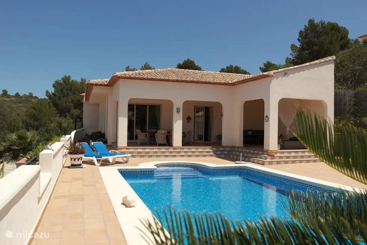 Angrenzend an die Villa finden Sie den schönen Swimmingpool