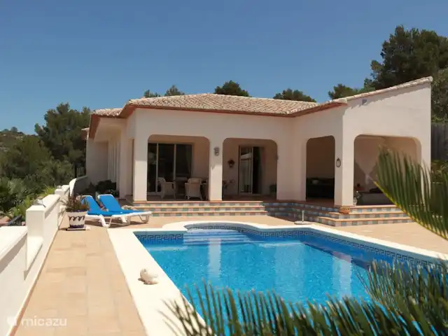 La Golondrina en España, Costa Blanca, Lliber - villa Junto a la villa se encuentra la bonita piscina.