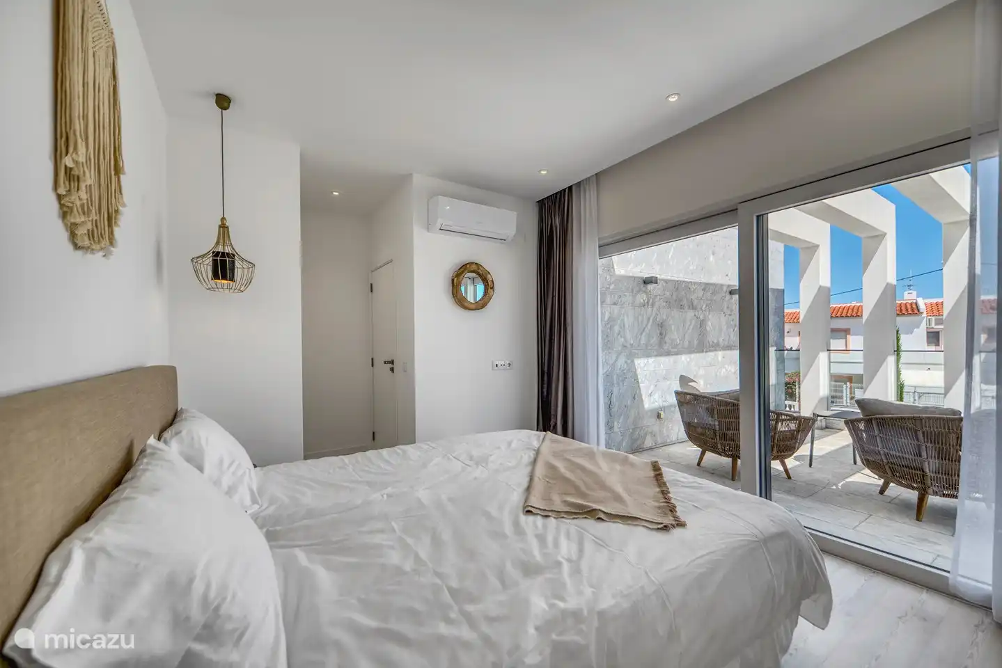 Dormitorio con terraza