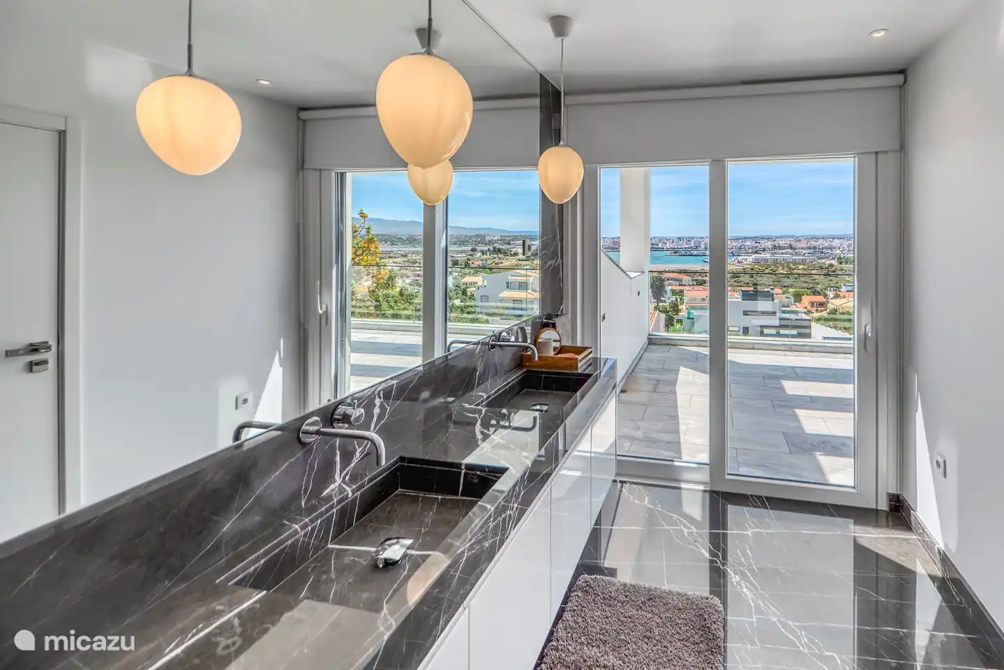 Cuarto de baño con vistas