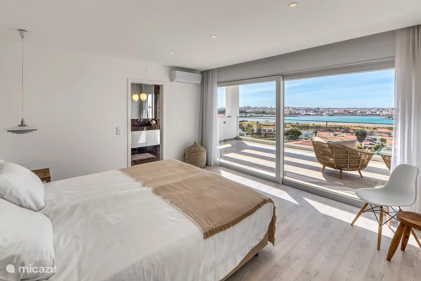 Dormitorio con vistas