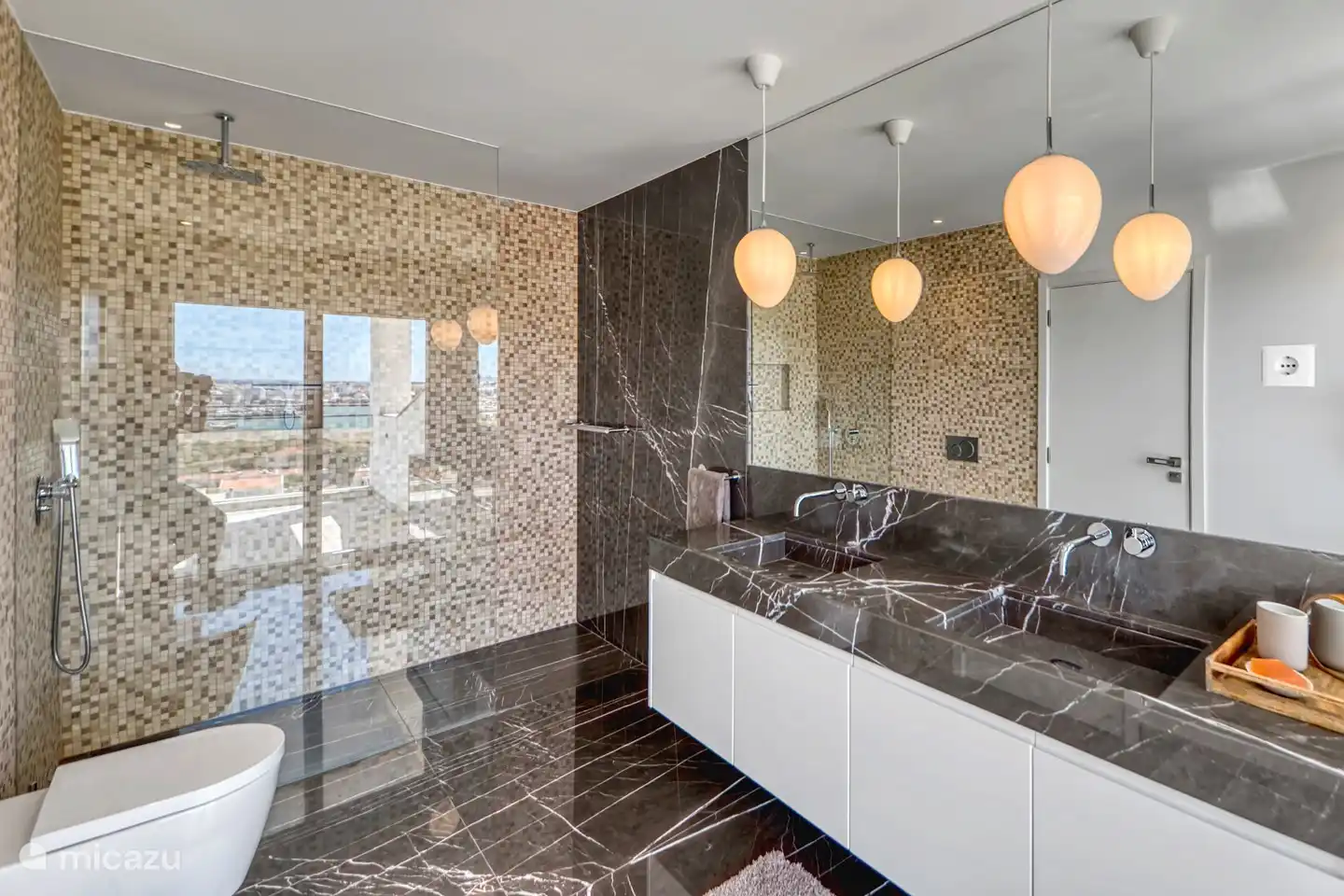 Cuarto de baño con ducha a ras de suelo