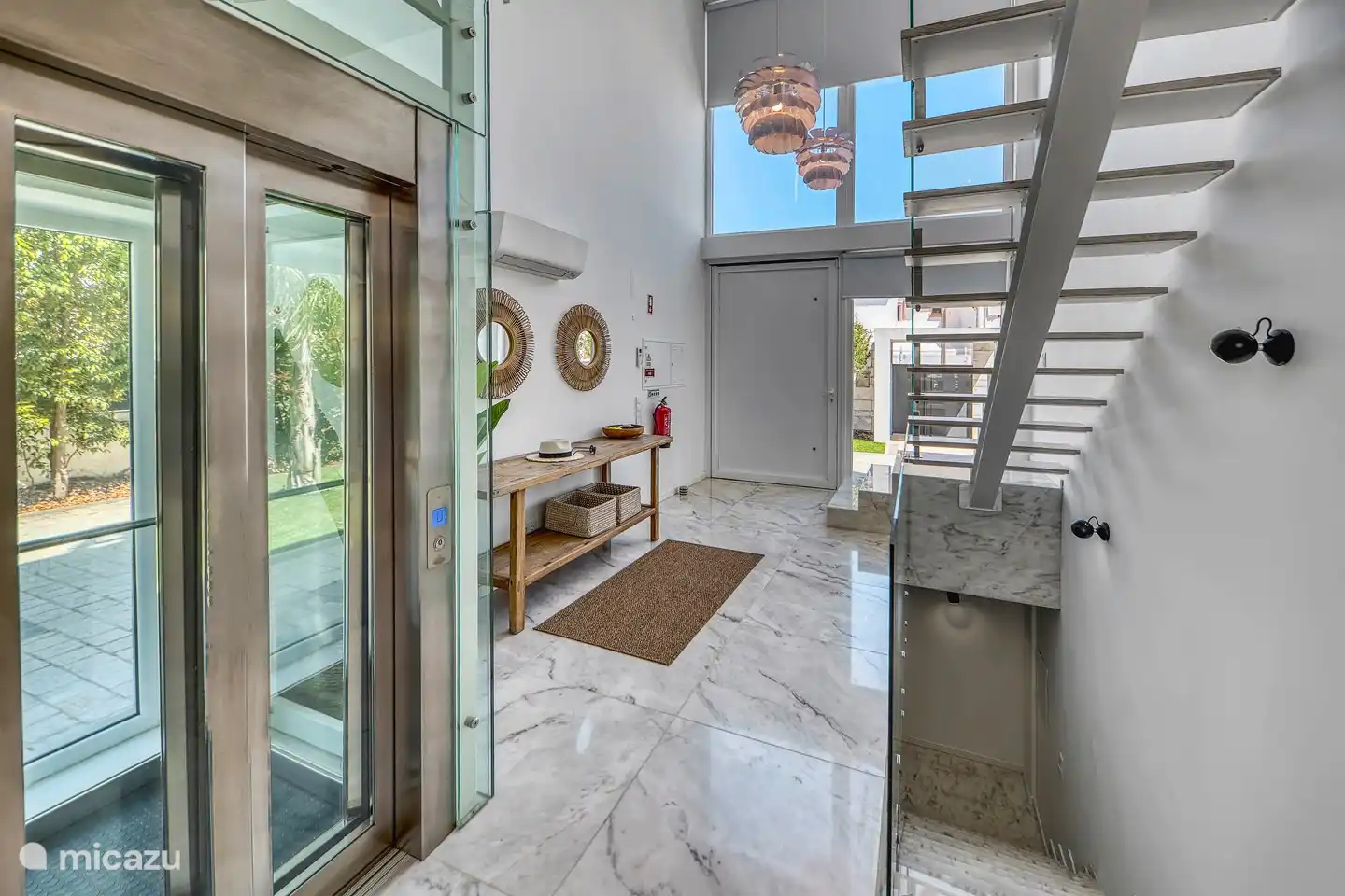 Ascensor y escaleras