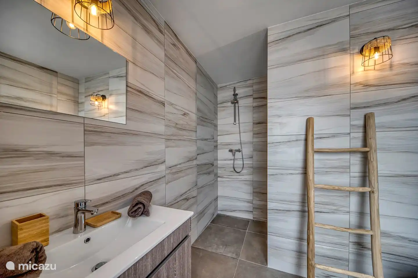 Cuarto de baño con ducha a ras de suelo