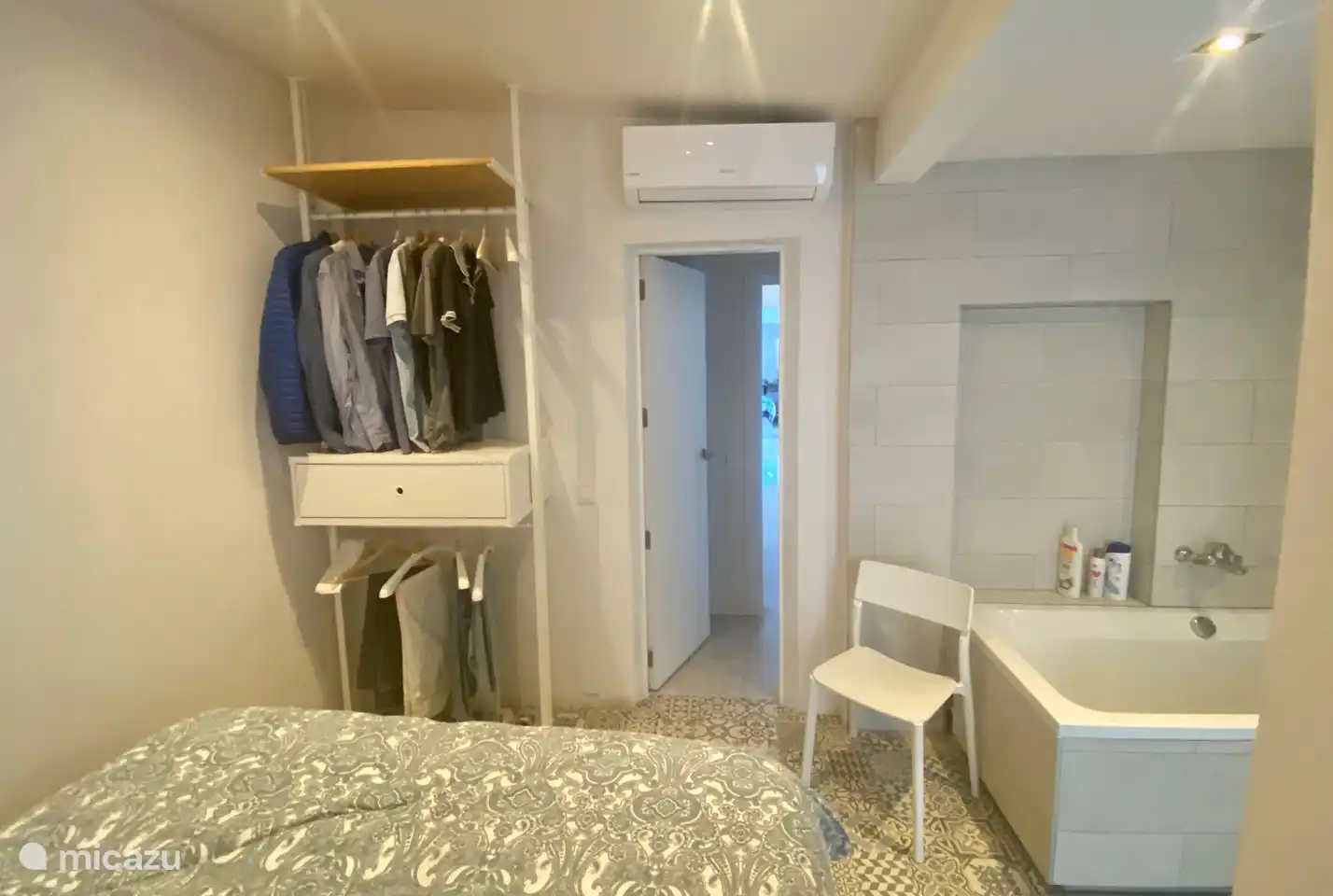 Espacio de guardarropas y aire acondicionado dormitorio 2