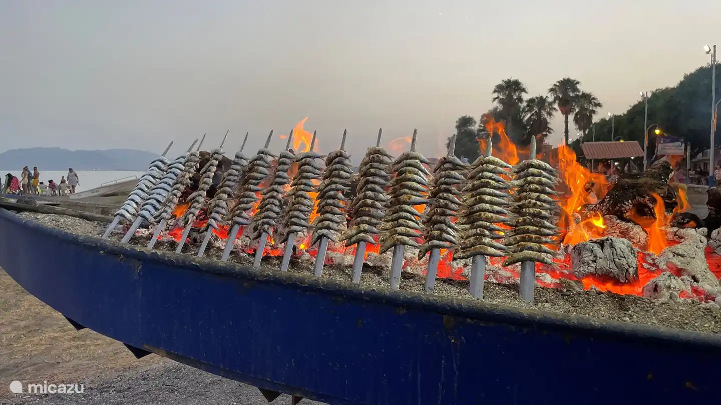 Las deliciosas sardinas en la barbacoa local.