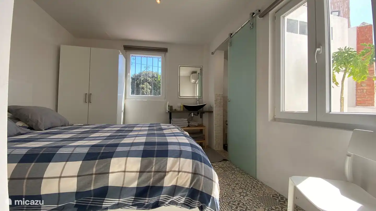 Armario y ventana lateral dormitorio 1