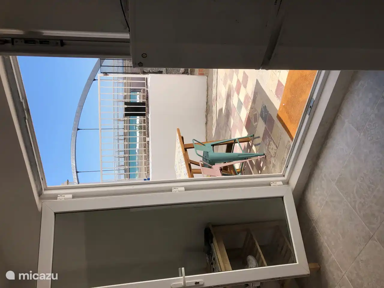 Foto de la cocina cocina con microondas combi y lavavajillas, cafetera Nespresso y tetera.