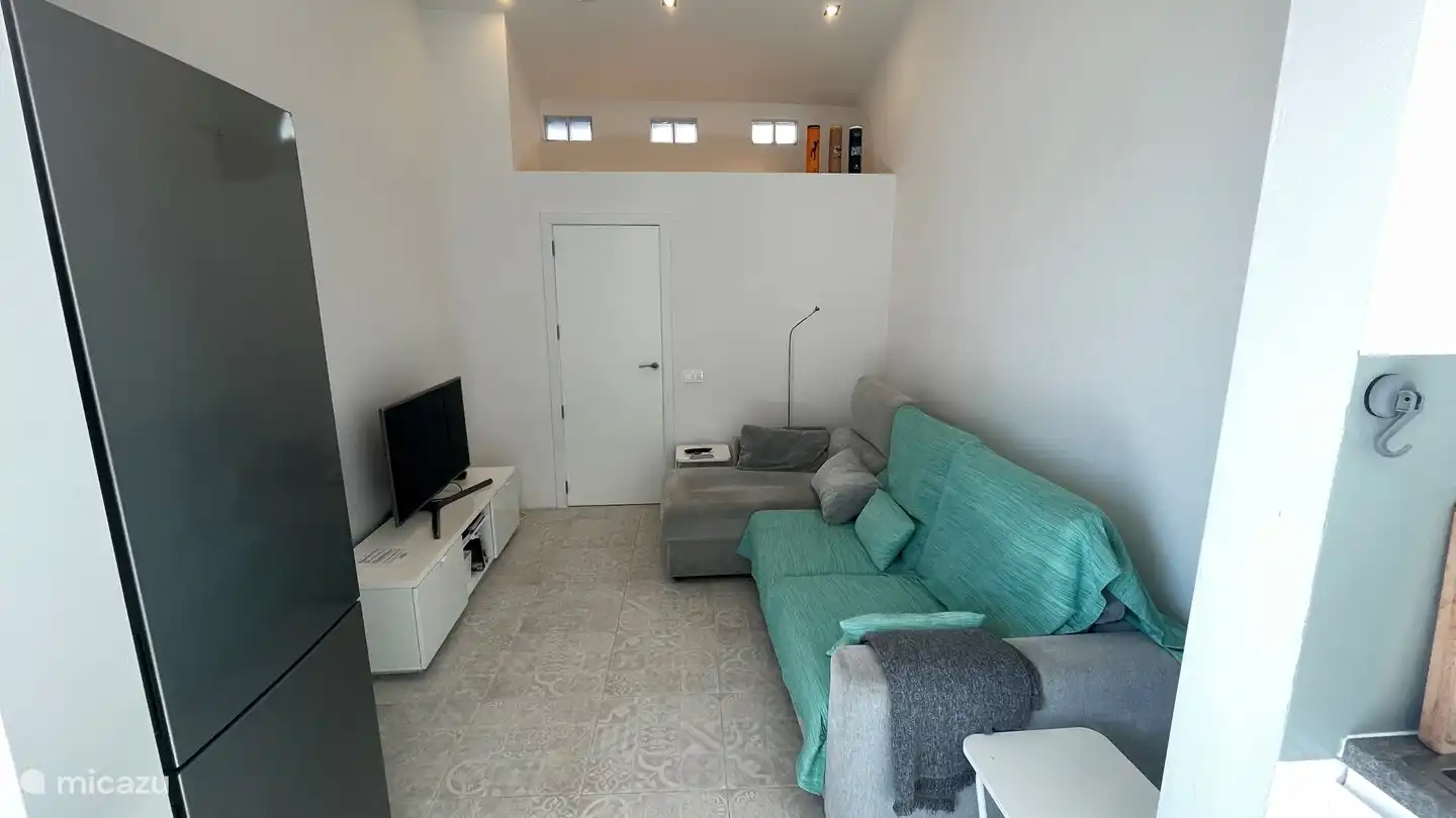 Salón con sofá y pantalla plana