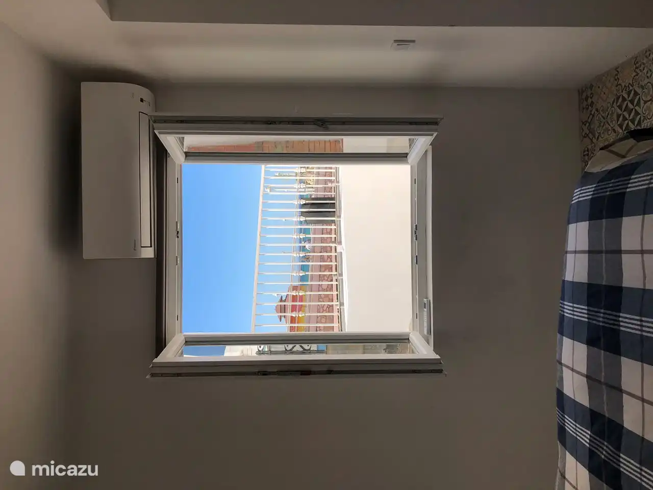 Vista al mar y patio dormitorio 1