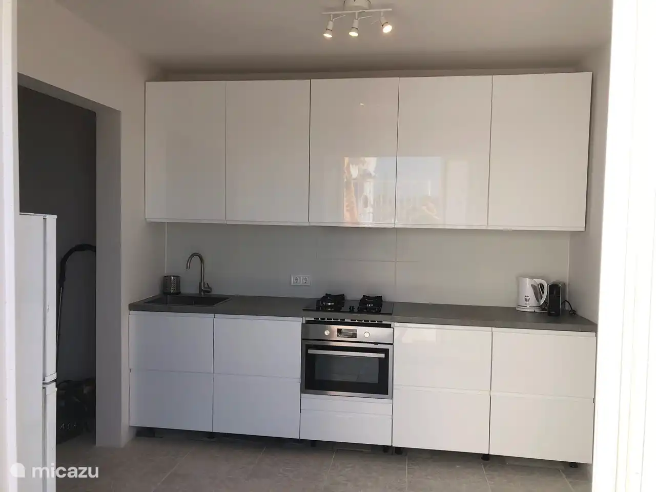 Cocina con lavavajillas y microondas combi, cafetera Nespresso y tetera