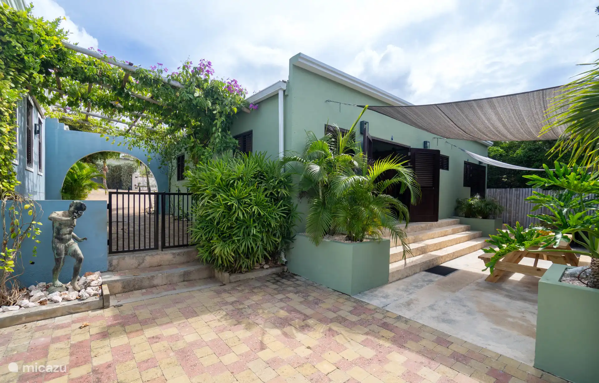 Entrada y el apartamento con terraza