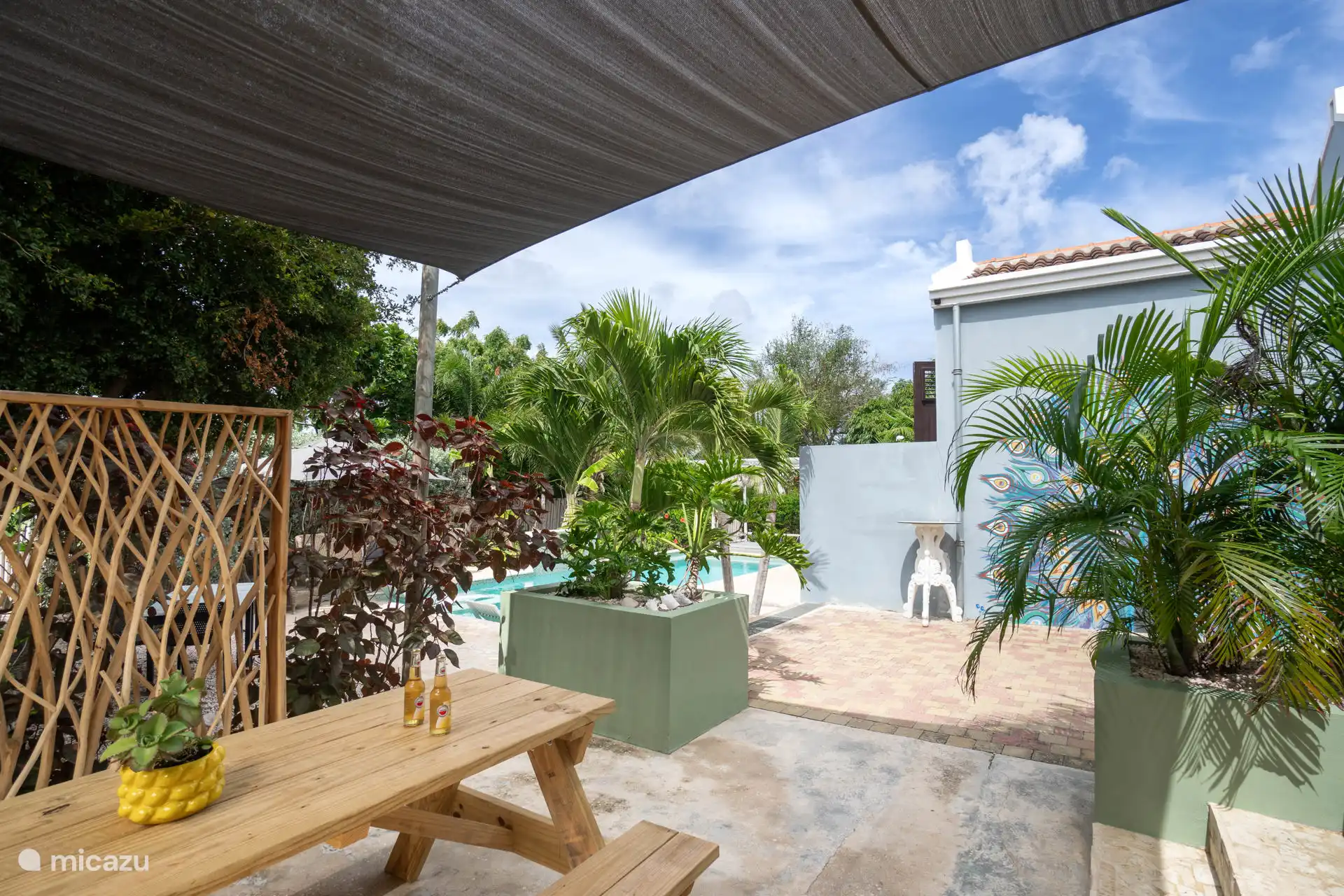 Su propia terraza privada con vistas a la piscina