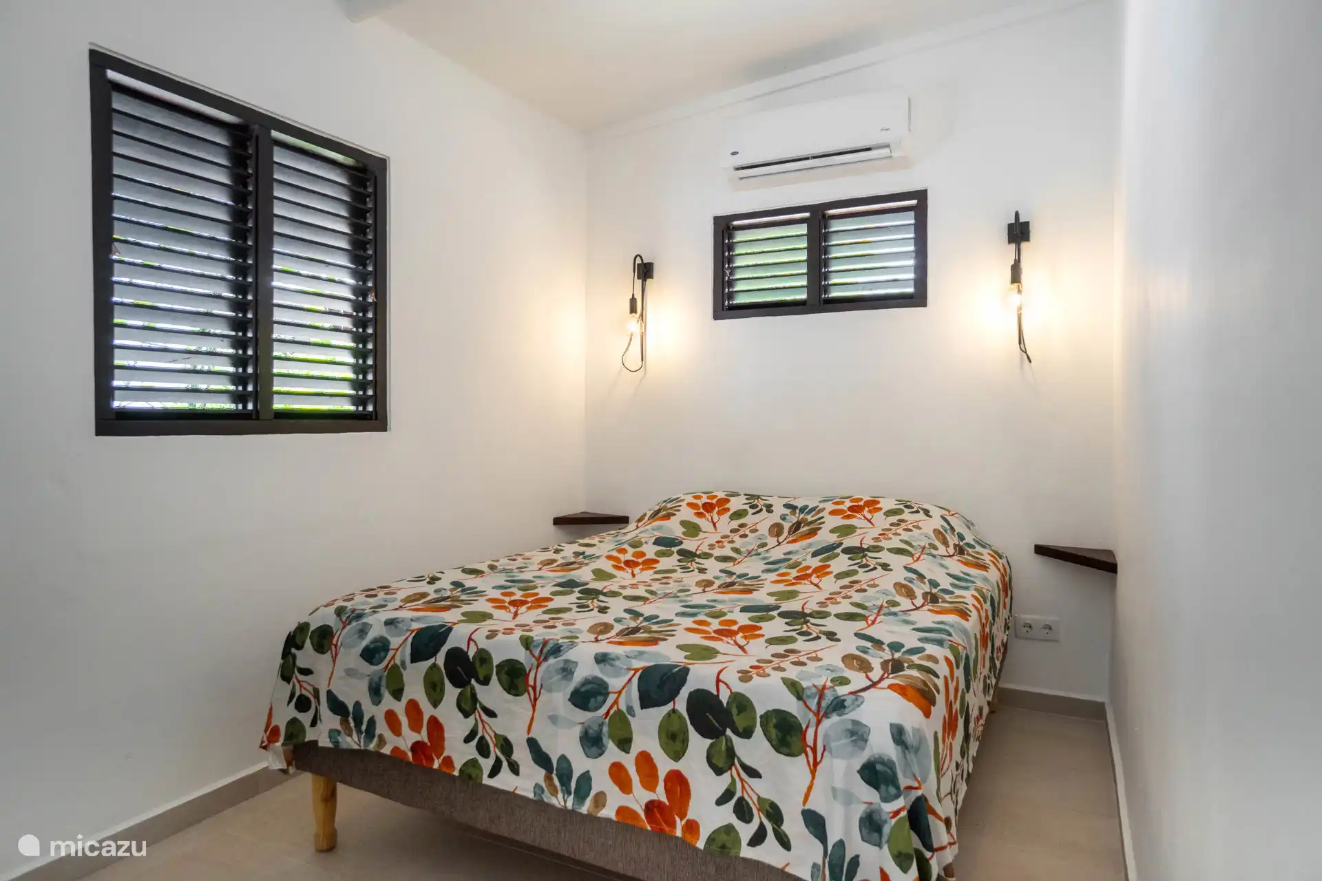 Dormitorio con aire acondicionado