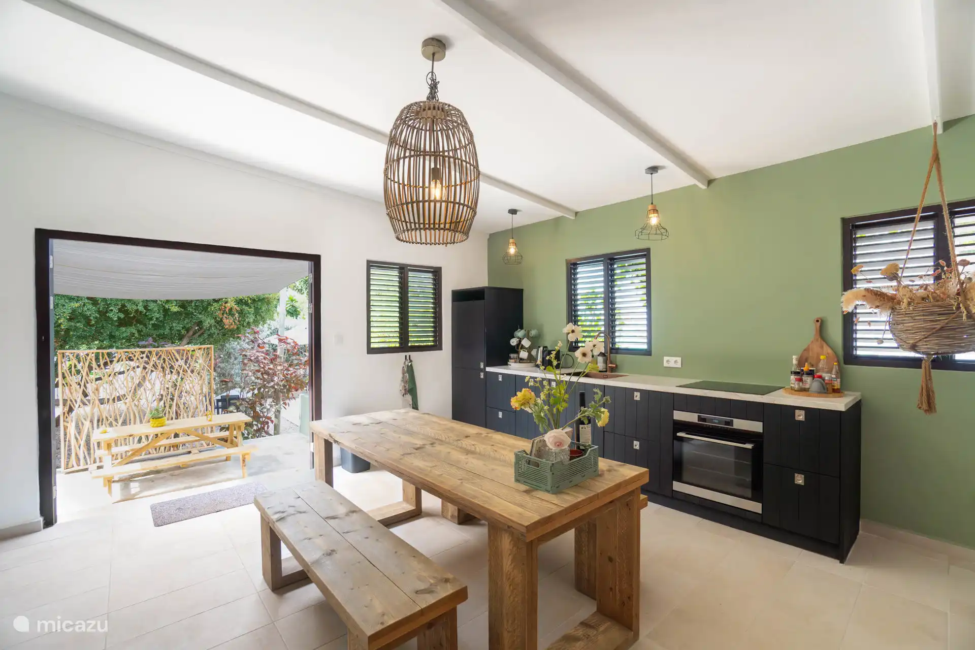 Cocina con mesa de comedor y vista a su propia terraza privada