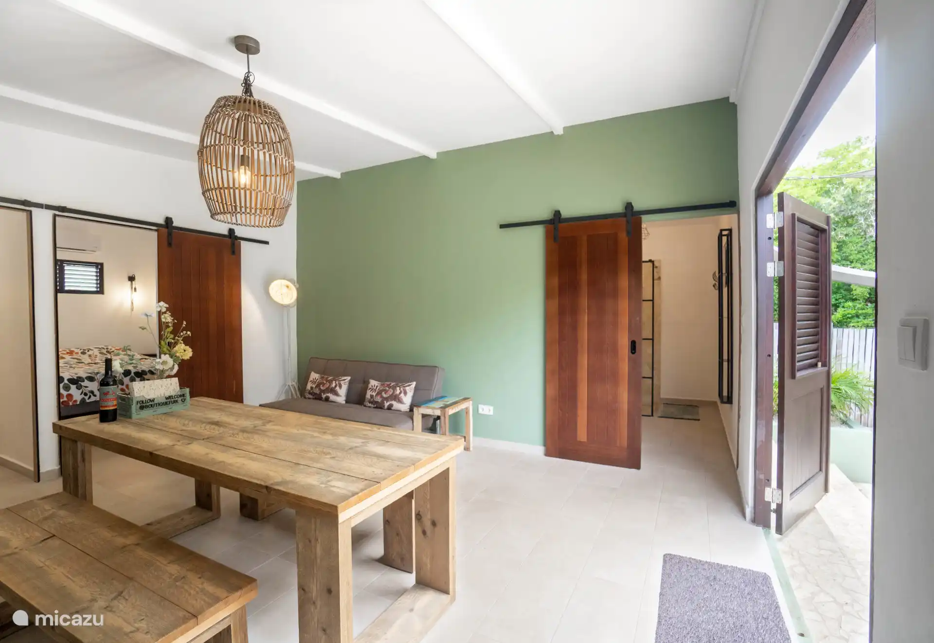 Sala de estar con mesa de comedor y sofá cama para 1 persona extra