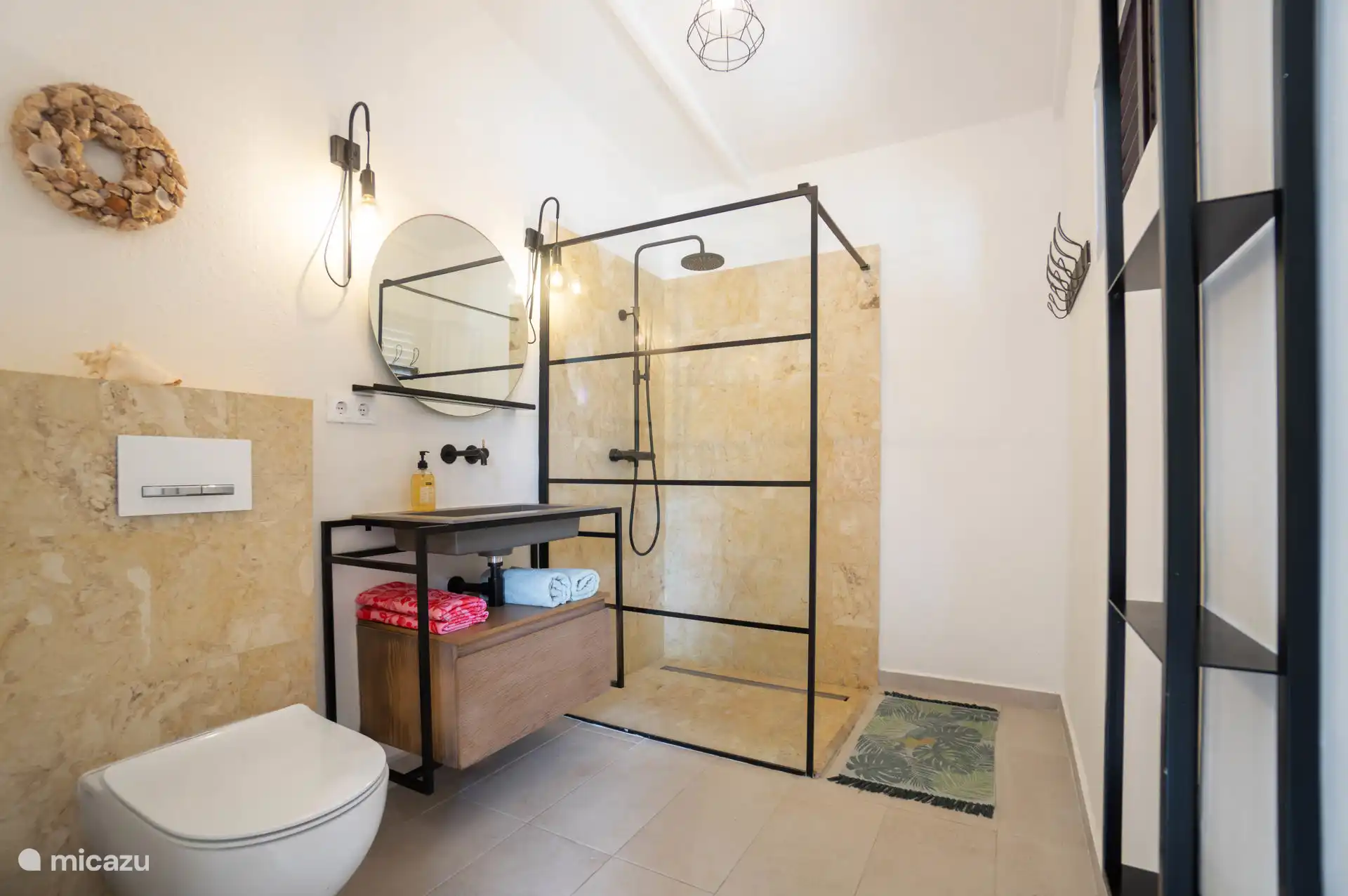 Cuarto de baño con ducha de lluvia