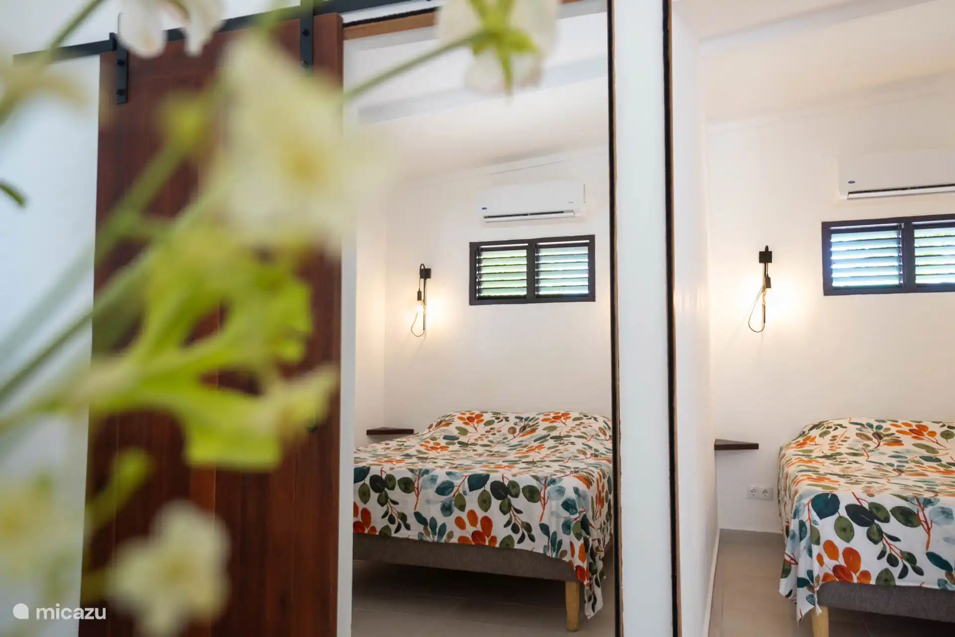 Ambas habitaciones una al lado de la otra, cada una con aire acondicionado