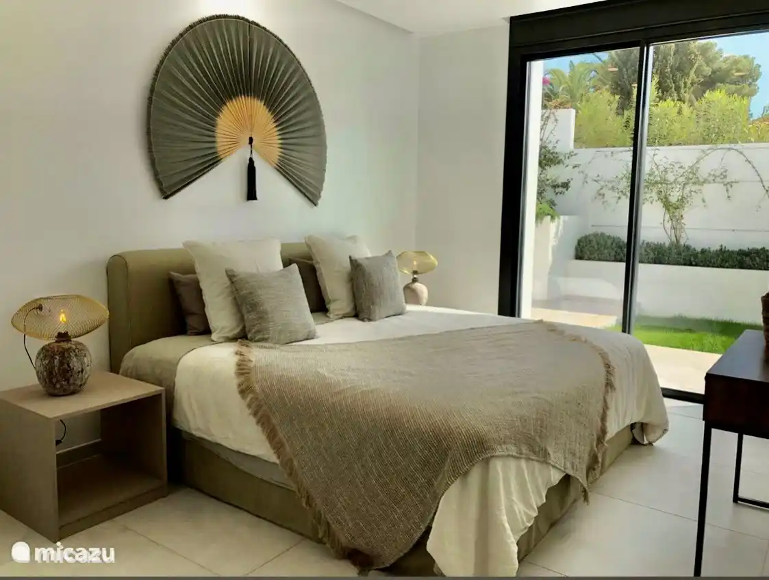 Hauptschlafzimmer (Bett 200 x 200)
V-Federkern-Matratze