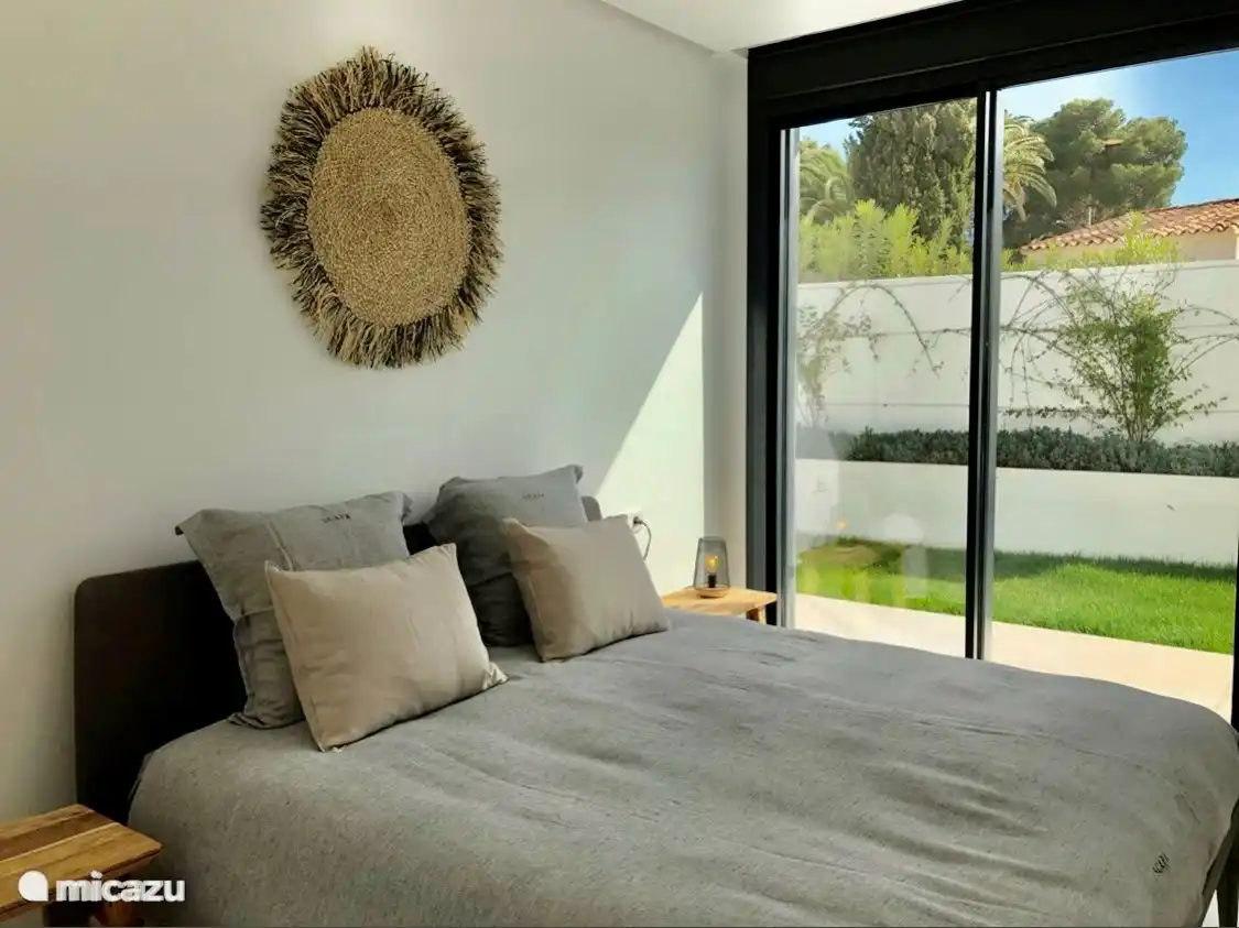 Bett und Matratze von AUPING (180x200)