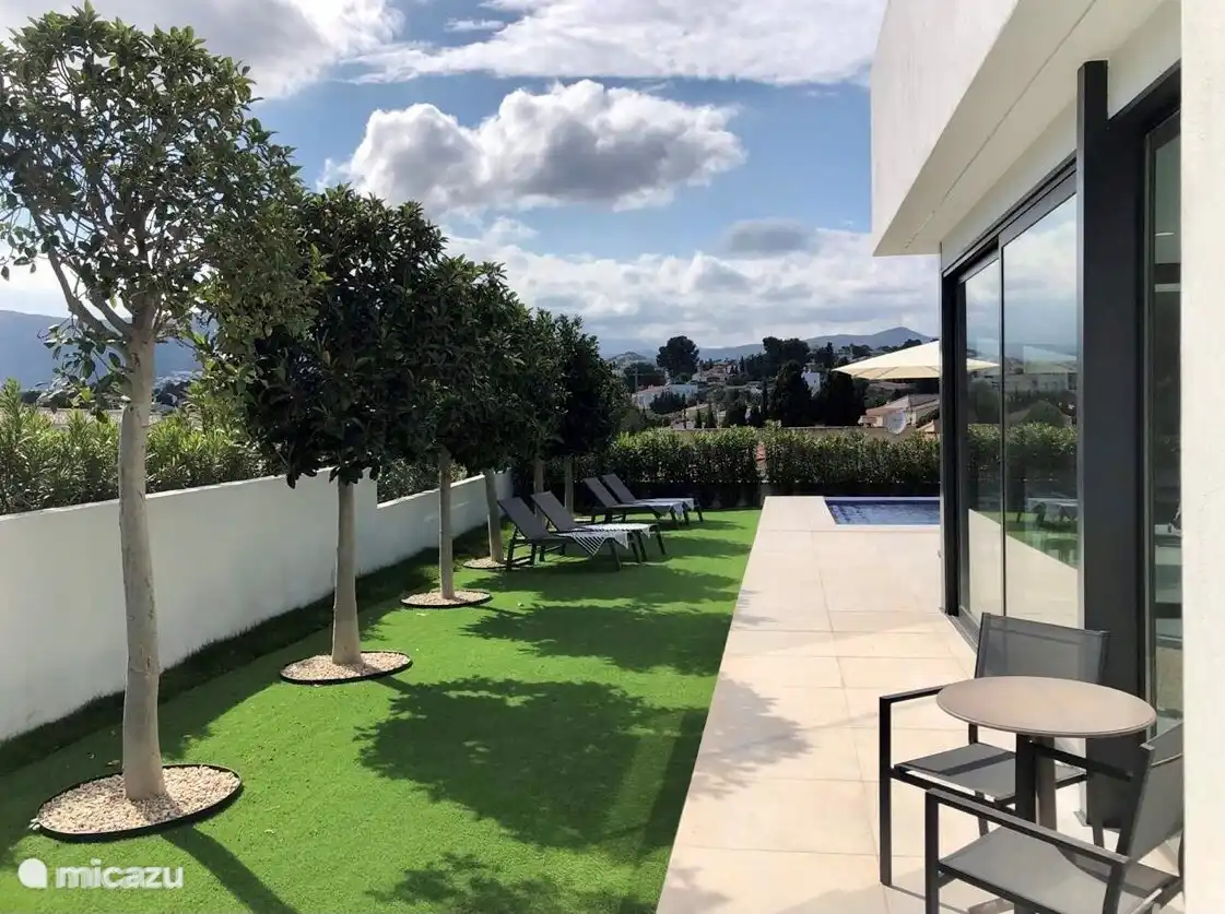 Diese Bäume sind derzeit viel größer, so dass Sie im Garten absolute Privatsphäre genießen können.