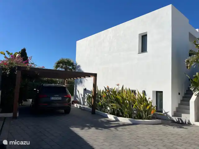 Maison Strelitzia | Espagne, Costa Blanca, Calpe - villa Carport. L’étage supérieur en privé.