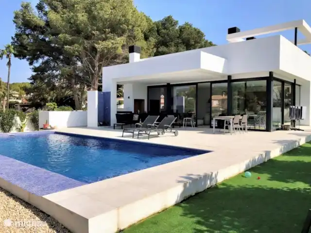 Maison Strelitzia | Espagne, Costa Blanca, Calpe - villa Un plongeon rafraîchissant dans la piscine et un moment de détente dans le jardin, c’est ça les vacances !