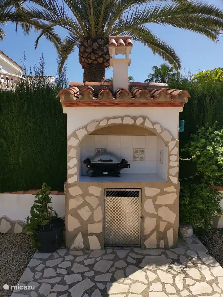 the barbecue area with gas barbecue