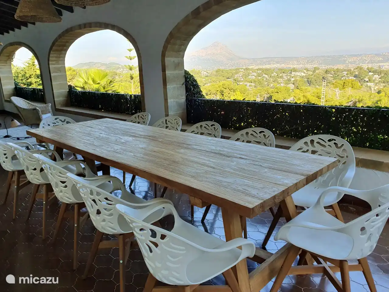 Dînez sur la terrasse principale