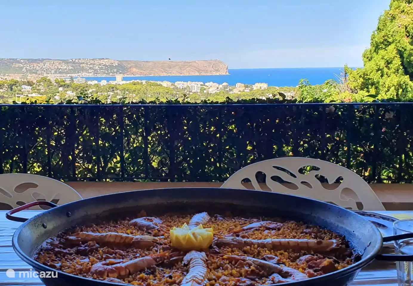 Dînez sur la terrasse principale