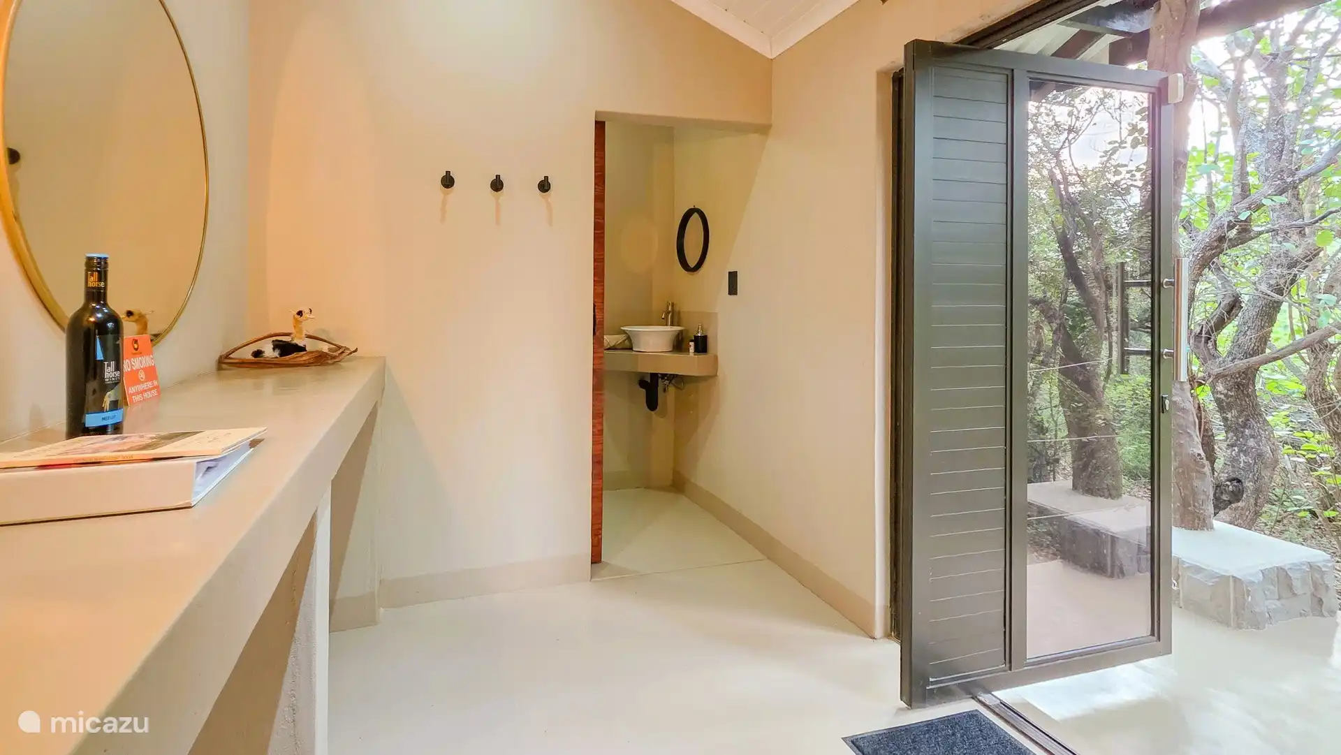 Hal met gastentoilet