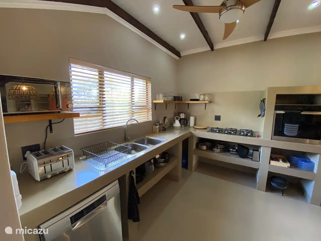 Cuisine complète avec lave-vaisselle, cuisinière et four, micro-ondes, réfrigérateur/congélateur. cafetière filtre, bouilloire.