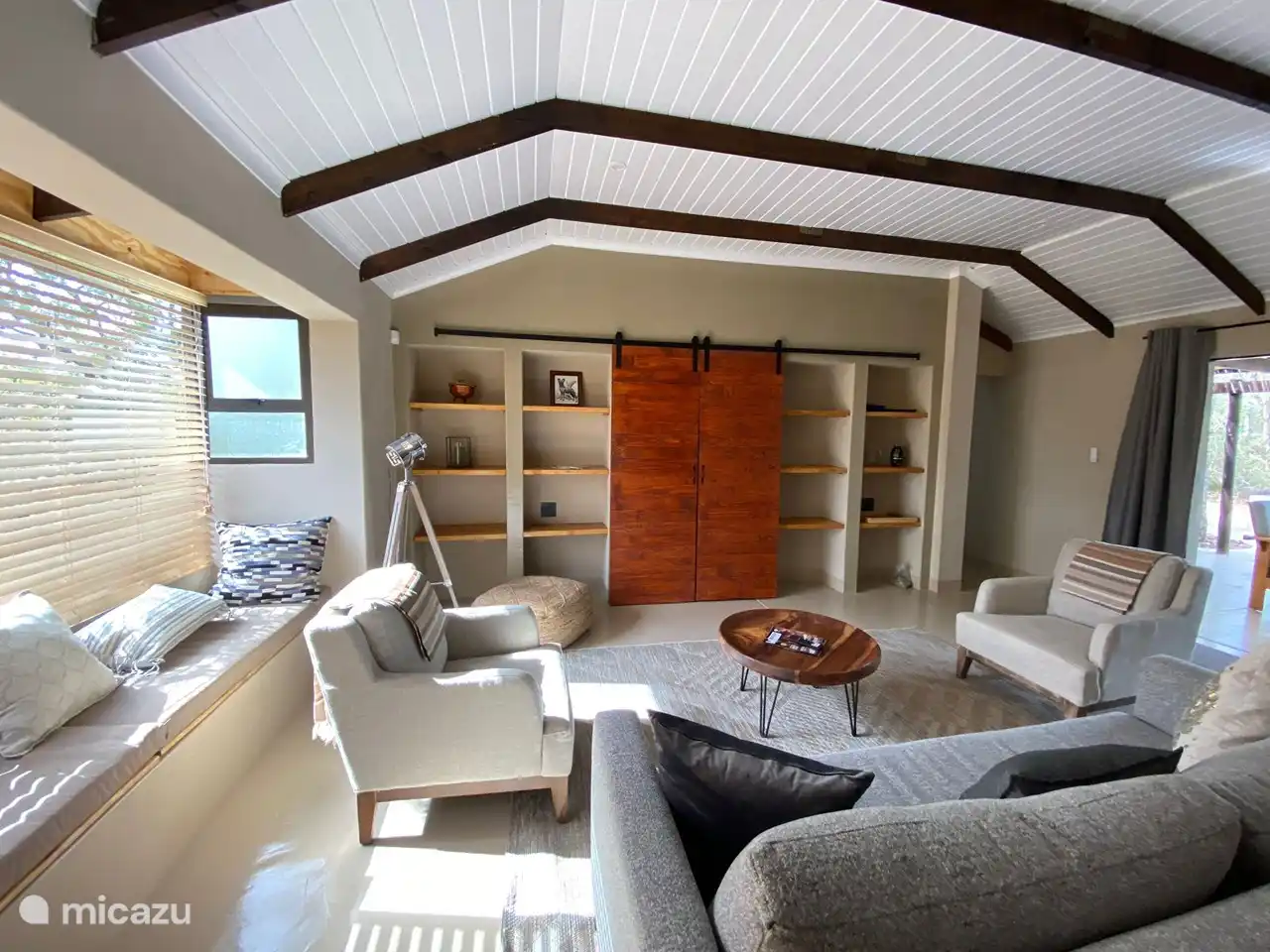 Salon spacieux avec grande baie vitrée