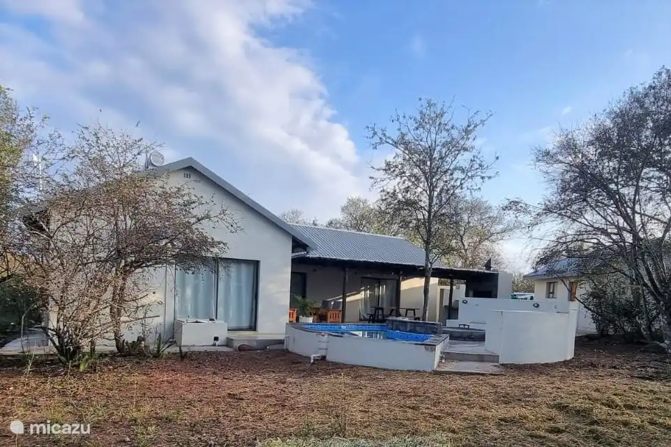 Arrière de la maison avec une vue dégagée sur la brousse pour une intimité optimale.