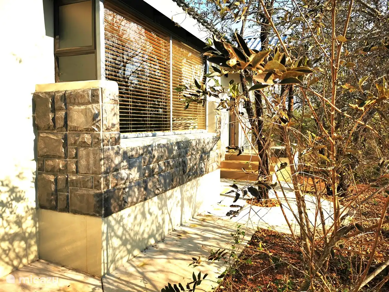 Façade avec grande fenêtre et entrée